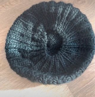 Lote 2 cappelli in lana beige e nero