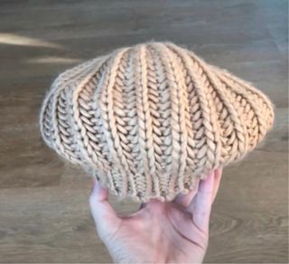 Lote 2 cappelli in lana beige e nero