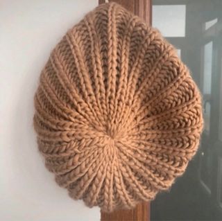 Lote 2 cappelli in lana beige e nero