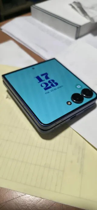 Samsung Galaxy Z Flip 7 como Nuevo.