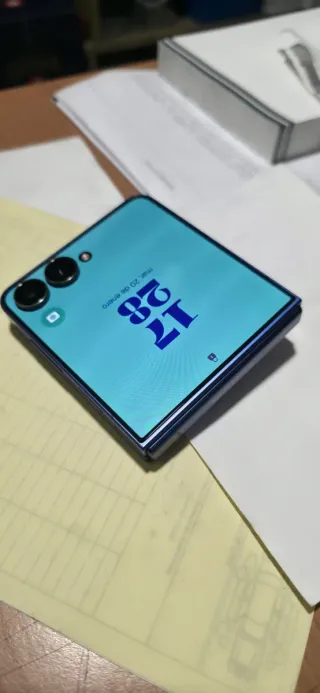 Samsung Galaxy Z Flip 7 como Nuevo.