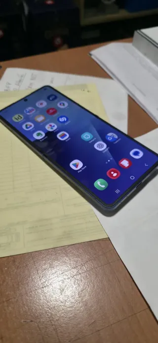 Samsung Galaxy Z Flip 7 como Nuevo.