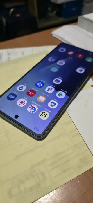 Samsung Galaxy Z Flip 7 como Nuevo.