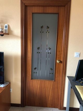 Puerta de madera con cristal decorado