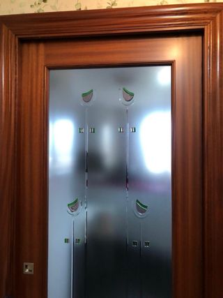 Puerta de madera con cristal decorado