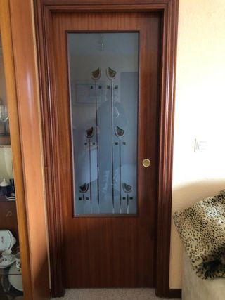 Puerta de madera con cristal decorado
