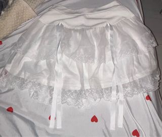 Falda de encaje blanca volantes