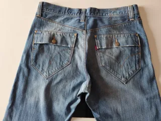 Pantalón Levis pata ancha desgastado