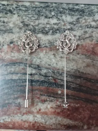 Sujetapañuelos plateados con inicial