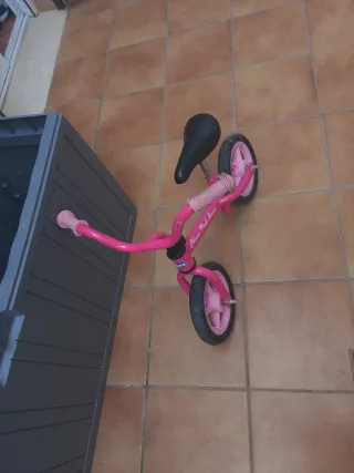 Bicicleta de equilibrio rosa