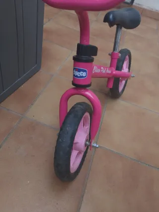 Bicicleta de equilibrio rosa