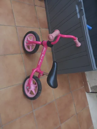 Bicicleta de equilibrio rosa