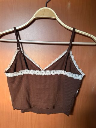 Top corto Bershka con encaje marrón y beige