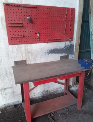 Banco de Taller Rojo con Panel y Tornillo de banco