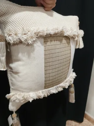 Cojín decorativo beige y blanco