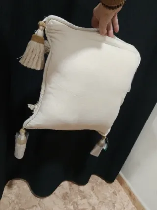 Cojín decorativo beige y blanco