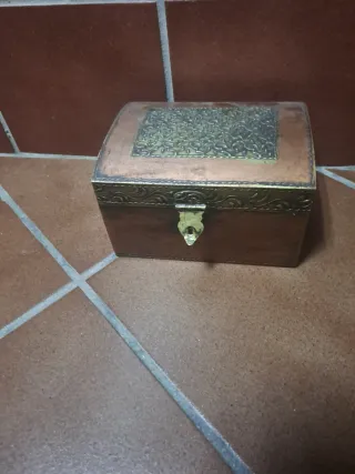 Joyero baúl rústico con detalles dorados