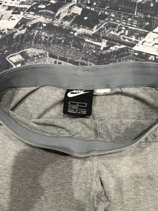 Mallas grises con detalles rosas