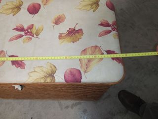 Baule in bambù con cuscino decorato