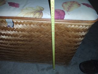 Baule in bambù con cuscino decorato