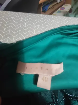 Vestido largo verde con pedrería