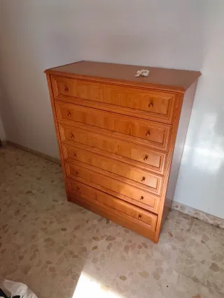 Cómoda de madera marrón