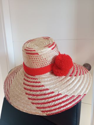 Sombrero elegante con detalles rojos y ala grande