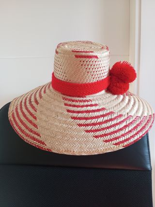Sombrero elegante con detalles rojos y ala grande