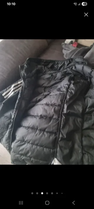 Chaqueta acolchada Adidas Negra y zapatillas joma