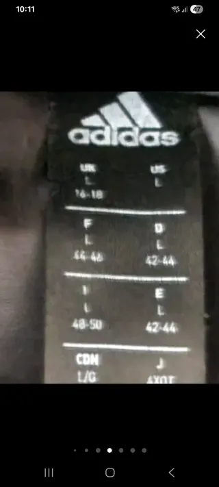 Chaqueta acolchada Adidas Negra y zapatillas joma