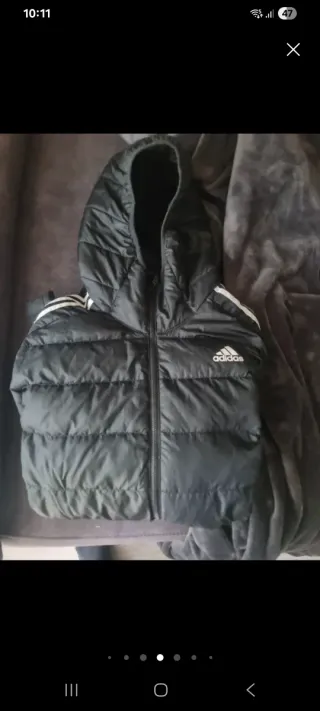 Chaqueta acolchada Adidas Negra y zapatillas joma