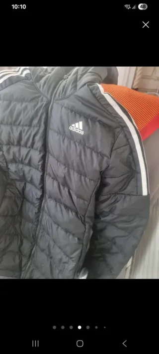 Chaqueta acolchada Adidas Negra y zapatillas joma