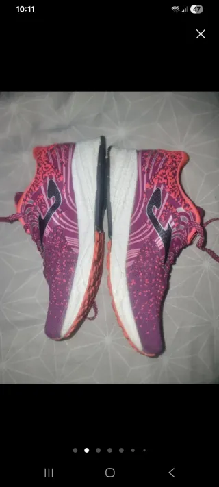 Chaqueta acolchada Adidas Negra y zapatillas joma