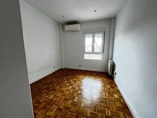 Piso en alquiler en Apóstol Santiago en Madrid