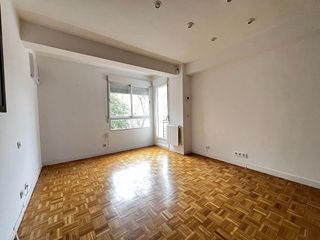 Piso en alquiler en Apóstol Santiago en Madrid
