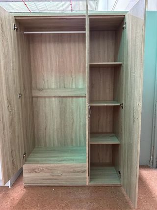 Armario de madera beige con espejo