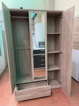 Armario de madera beige con espejo