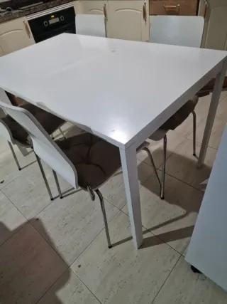 Mesa de cocina blanca y metal