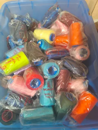 Rollos de hilo para coser