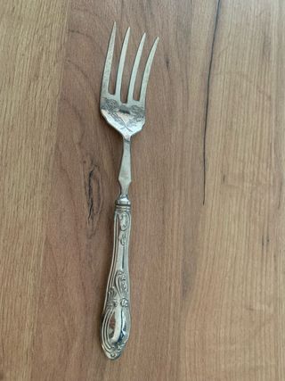 Forchettone cesellato in argento