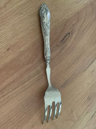 Forchettone cesellato in argento