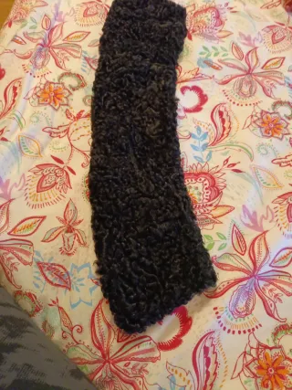 Cuello de astracán negro y gris