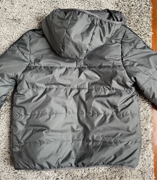Chaqueta Adidas acolchada con capucha gris