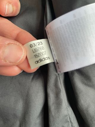 Chaqueta Adidas acolchada con capucha gris