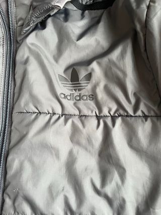 Chaqueta Adidas acolchada con capucha gris