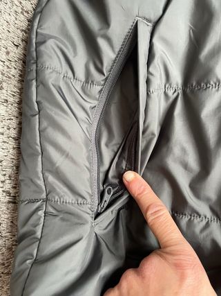 Chaqueta Adidas acolchada con capucha gris