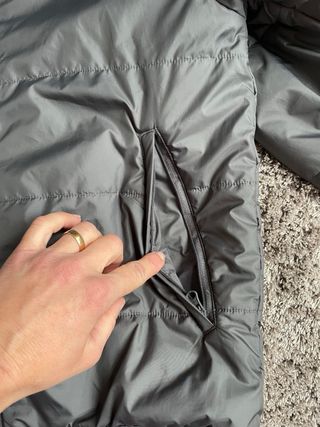 Chaqueta Adidas acolchada con capucha gris