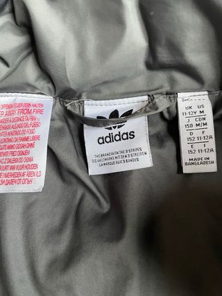 Chaqueta Adidas acolchada con capucha gris