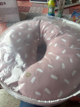 Cojín de lactancia rosa con estampado