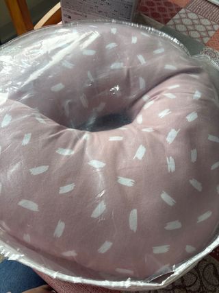 Cojín de lactancia rosa con estampado